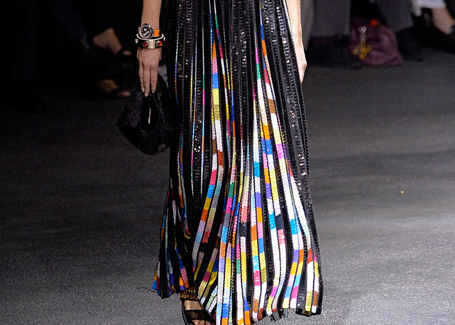 Zoom no polêmico plissado multicolorido - Foto: Getty Images