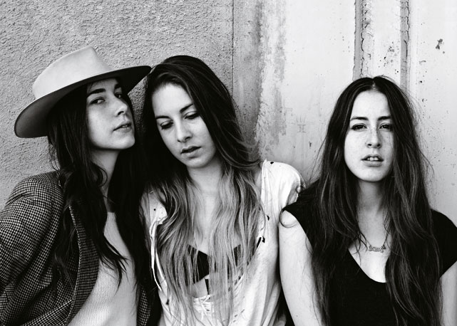 A partir da esquerda, Este, Danielle e Alana Haim formam a banda de meninas do momento, Haim - Foto:reprodução/Harper's Bazaar