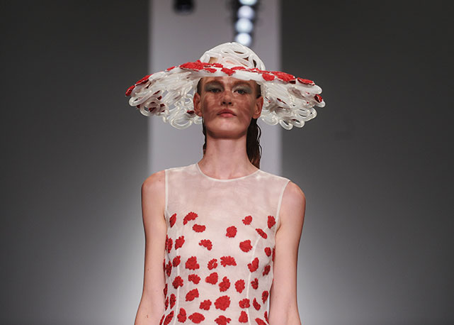 Chapéu é acessóri-chave no verão de John Rocha - Foto: Getty Images