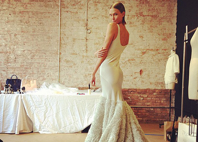 Karlie Kloss fazendo pose no backstage de Jason Wu - Foto:reprodução/instagram