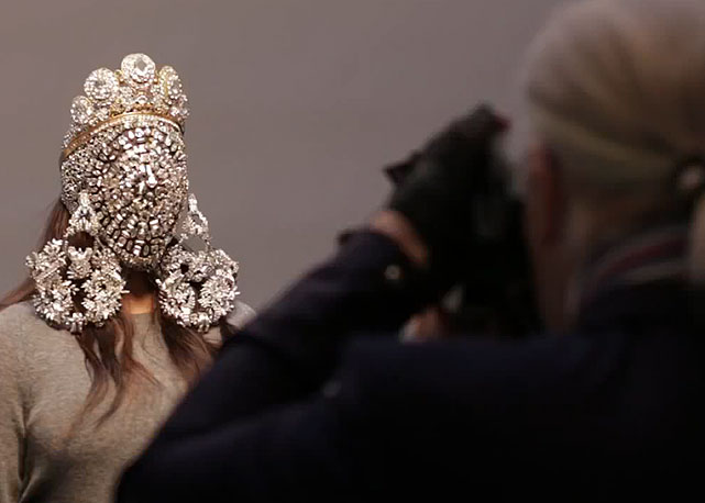 Kim Kardashian sendo clicada por Karl Lagerfeld - Foto: divulgação