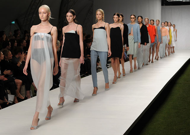 Fila final do desfile de Lucas Nascimento em Londres - Foto: Getty Images