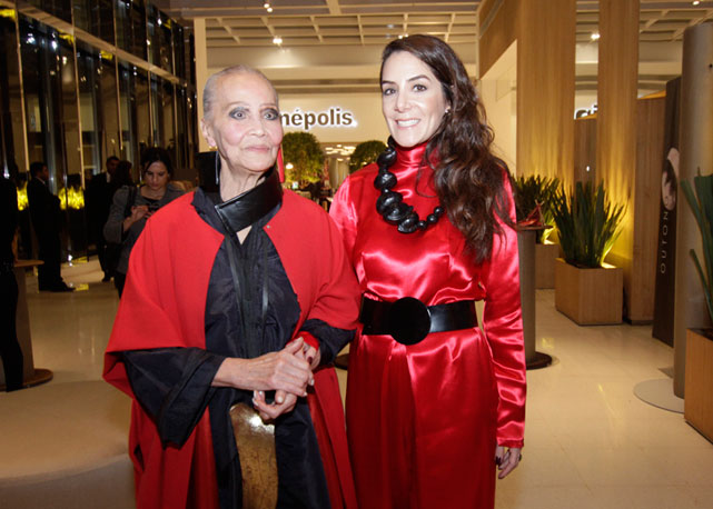 Christine Yufon com Luiza Setúbal: ladies in red! - Foto: Arthur Vahia/SiteRG