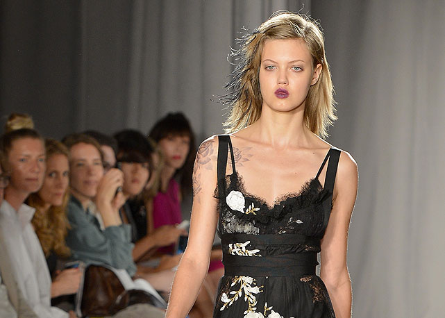 Lindsey Wixson na passarela da Marchesa - Foto: Getty Images