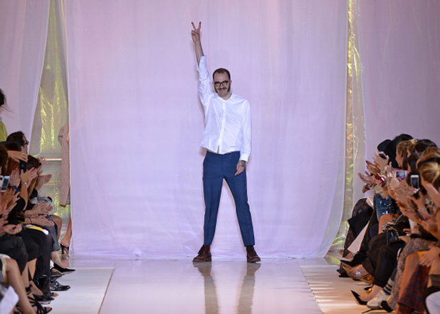 Marco Zanini ao final de sua última apresentação a frente da Rocha na semana passada durante a semana de moda parisiense - Foto: Getty Images