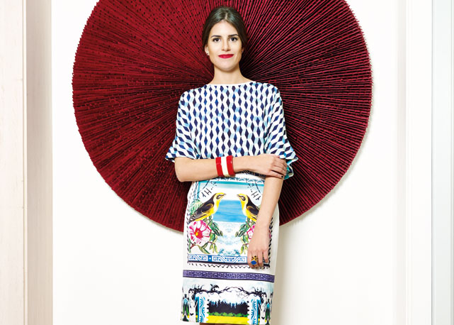 No hall de entrada do apartamento, Mariana usa blusa Isolda, saia Mary Katrantzou, sandálias Fendi, brincos comprados na Tailândia, pulseiras Salvatore Ferragamo e anel YSL - Fotos: Christian Maldonado/Harper's Bazaar