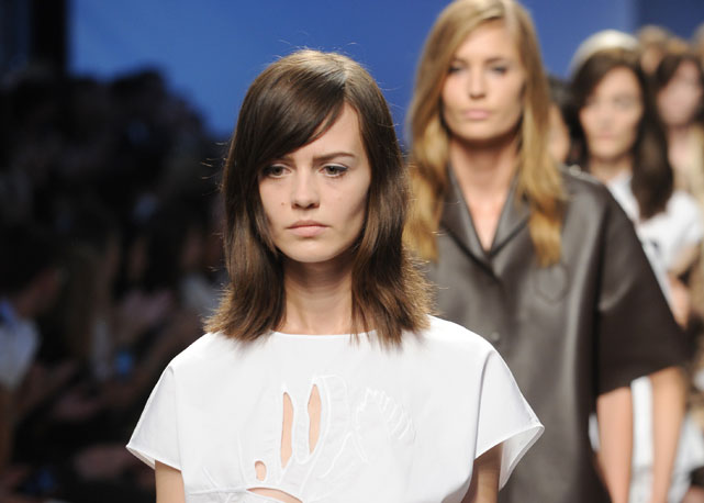 Alessandro explora folhas, flores e até coqueiros em looks frescos - Foto: Getty Images