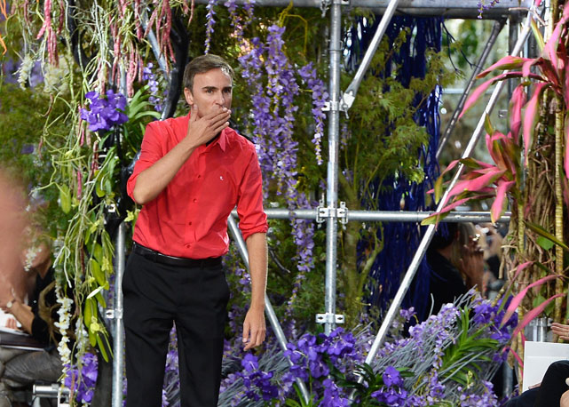 Raf Simons no fim do desfile da Dior - Foto: Getty Images 