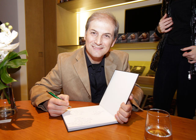 Renato Dutra também autografa o livro - Foto: Arthur Vahia/SiteRG