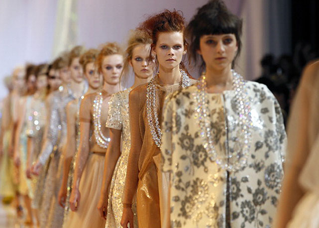 Fila final do desfile de verão 2014 da Rochas - Foto: Getty Images