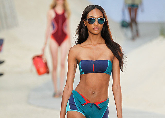 Joans Smalls na passarela da Tommy Hilfiger - Foto: Getty Images
