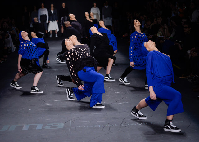 Bailarinos da São Paulo Companhia de Dança são modelos na passarela da UMA - Foto: Agência Fotosite