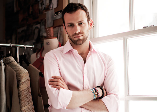 O estilista mezzo brasileiro Alexander Lewis, em seu ateliê londrino - Foto: divulgação/ Harper's Bazaar