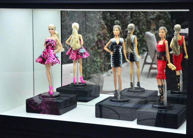 Bonecas Barbie, na esquerda a da Mares e as duas da direita da Hervér Léger - Foto: divulgação 