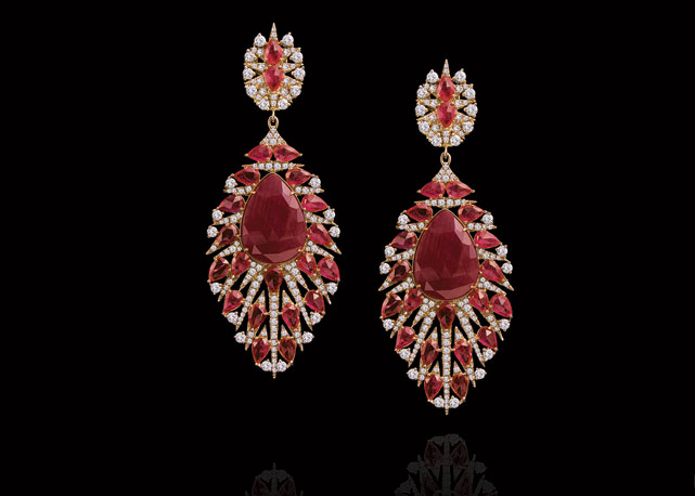 Brincos de ouro rosa com diamantes e rubis da linha Color - Foto:reprodução/Harper's Bazaar