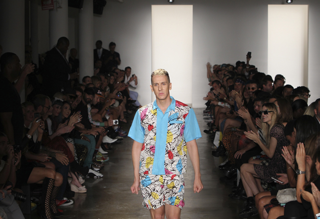 Jeremy Scott na fila final de seu show de verão - foto: Getty Images