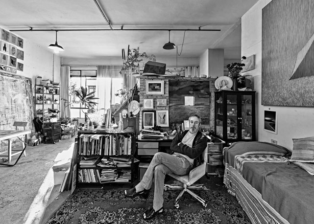 O artista em seu ateliê - Foto: divulgação