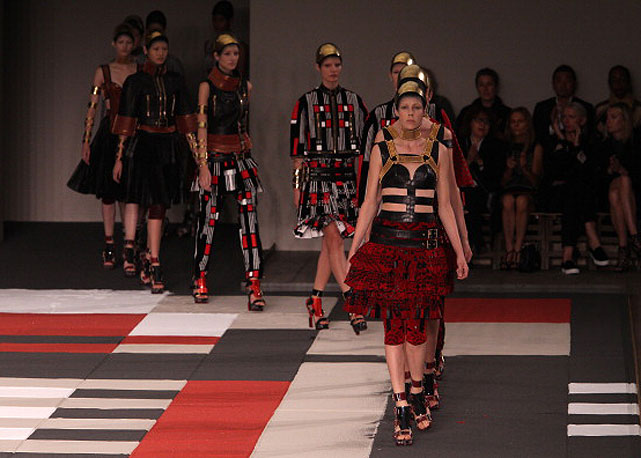 A fila final do desfile de Alexander McQueen - Foto: reprodução