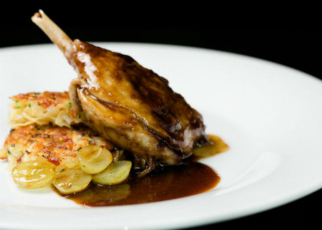 Confit de pato com molho de vinho tinto e uvas do Bar D'Hotel - Foto: Divulgação