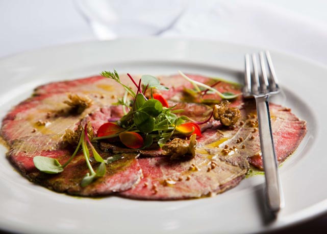Carpaccio de kobe beef defumado com mini brotos - Foto: Antonio Rodrigues/Divulgação