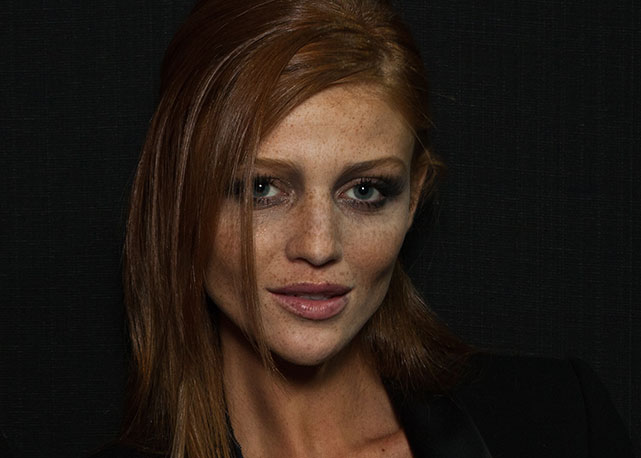 Cintia Dicker no backstage da Animale - Foto: Paulo Reis/Harper's Bazaar