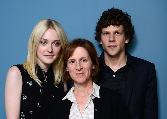 Dakota com o ator Jesse Eisenberg e a diretora Kelly Reichardt - Foto: Getty Images