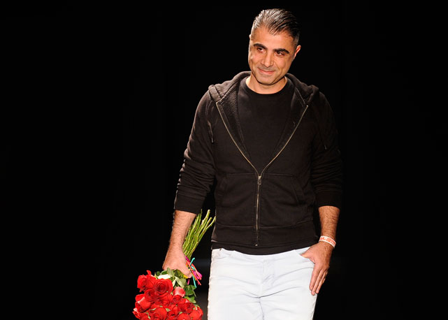 O estilista no fim do desfile de seu verão 2013 - Foto: Agência Fotosite