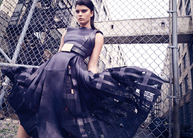 Crystal usa vestido Calvin Klein Collection - Foto: reprodução/Harper's Bazaar