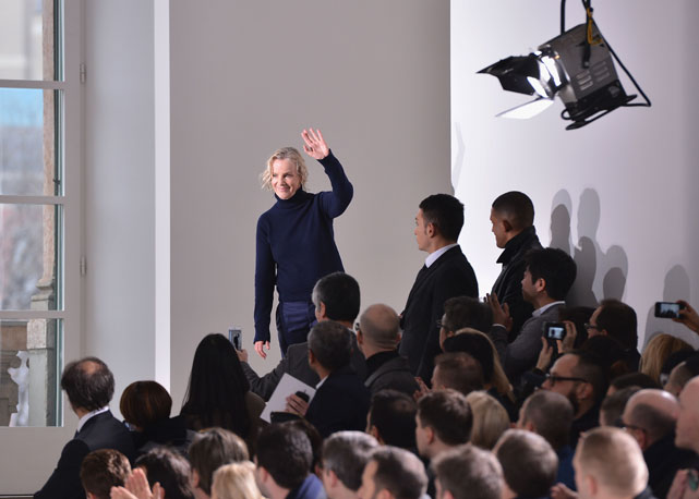 Jil Sander ao final do seu desfile em Milão, em janeiro de 2012 - Foto: Getty Images