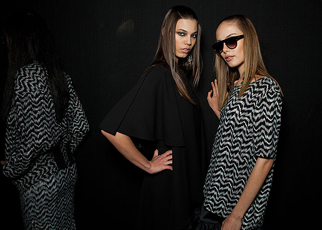O p&b no backstage de Juliana Jabour - Foto: Paulo Reis/Harper's Bazaar