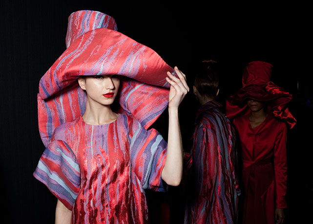Muitas cores no inverno de Fernanda Yamamoto - Foto: Paulo Reis/Harper's Bazaar