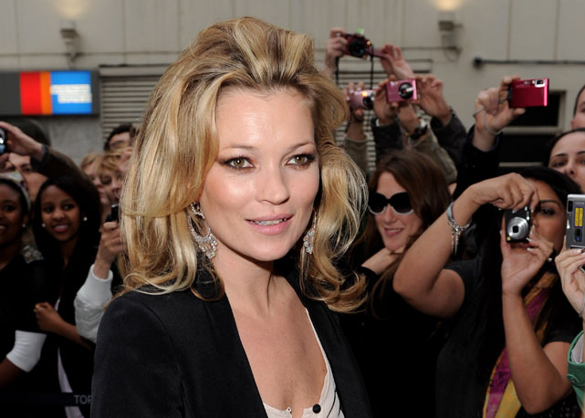 Kate Moss em um dos seus lançamentos para a Topshop, em 2010 - Foto: Getty Images