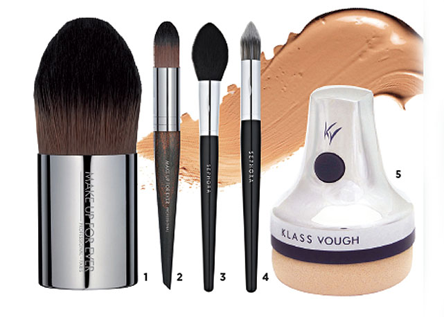 Na imagem acima: (1) Kabuki no 100 Make Up Forever; (2) Pincel no 102 Make Up Forever; (3) Pincel no 73 (R$ 120) Sephora; (4) Pincel no 58 (R$ 110) Sephora; e (5) HD Touch (R$ 200) Klass Vough - Fotos: Reprodução/Harper's Bazaar
