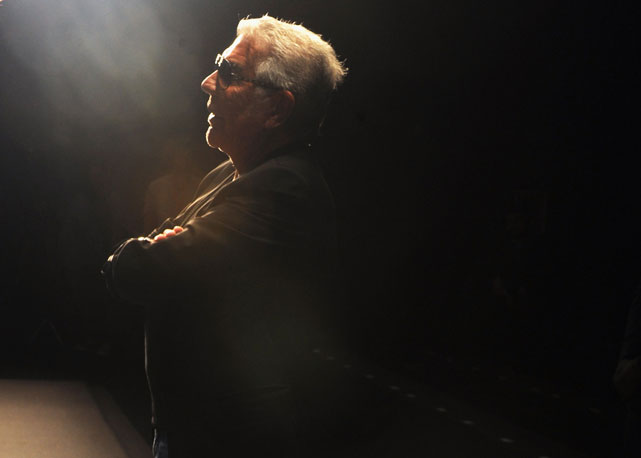 Roberto Cavalli concentrado no backstage de desfile em Milão - Foto: Getty Images