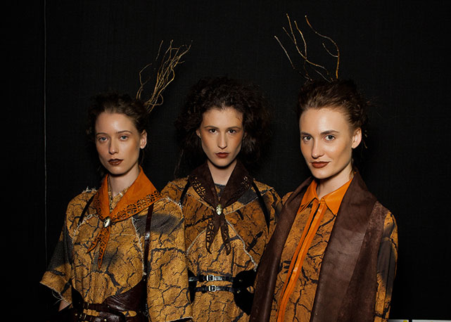 Backstage árido de Ronaldo Fraga - Foto: Paulo Reis/Harper's Bazaar