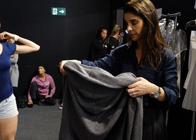 Raquel Davidowicz: muito trabalho no backstage da UMA! - Foto: Caroline Barrionuevo/Harper's Bazaar