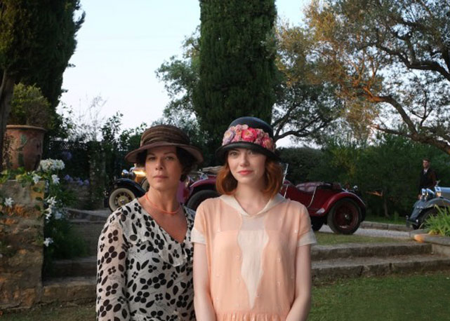 Marcia Gay-Harden e Emma Stone na primeira imagem divulgada do novo filme de Woody Allen, Magic In The Moonlight - Foto: Reprodução