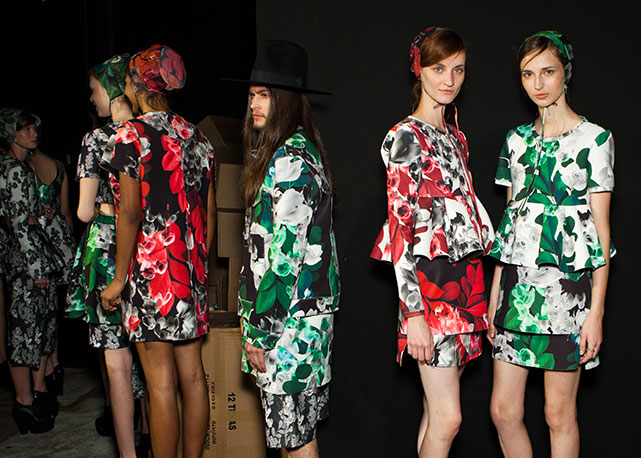 Flores dominam o backstage da 2nd Floor - Foto: Paulo Reis/Harper's Bazaar