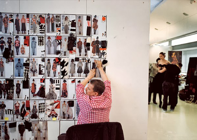 Alexander McQueen retratado por Nick Waplington durante o processo criativo de sua última coleção - Foto: Reprodução