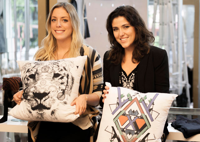 As meninas da Pop Up Store com as almofadas desenvolvidas por elas para a Home It - Foto : divulgação