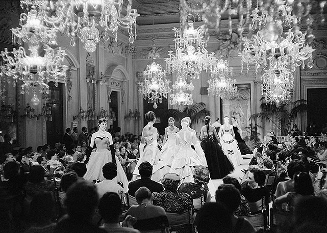 Desfile na Sala Bianca em 1955 - Foto: reprodução