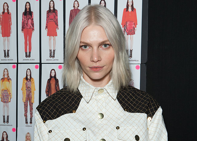 Aline Weber no backstage da Iodice, nesta quinta-feira (07.11), no Fashion Rio - Foto: Paulo Reis/Harper's Bazaar
