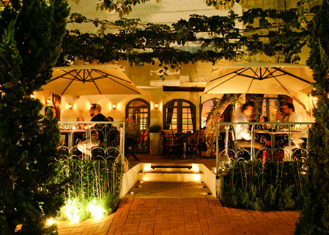 Fachada da filial do restaurante norte-aemricano Bagatelle, que comemora um ano de funcionamento no Brasil - Foto: reprodução