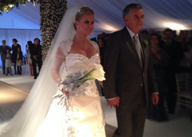 Erika dos Mares Guia com vestido Dolce & gabbana é levada ao altar improvisado na Estância Vik por seu pai, o ex-ministro Walfrido Mares Guia - Foto: Reprodução/Instagram