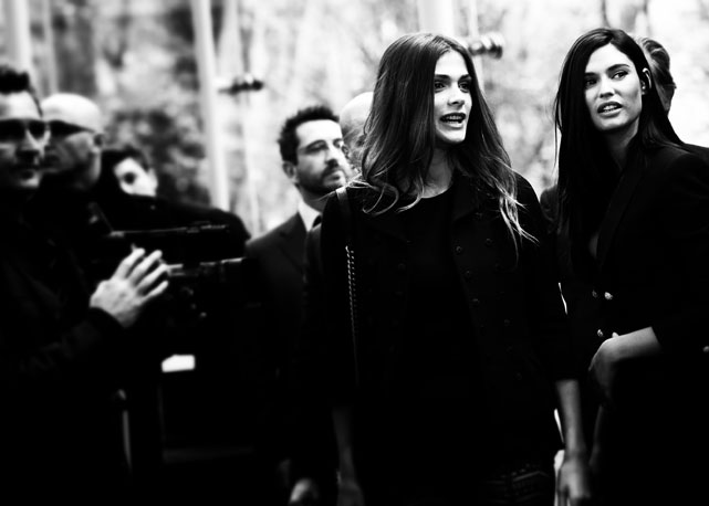 Elisa Sednaoui e Bianca Balti chegam à festa do calendário Pirelli - Foto: Getty Images
