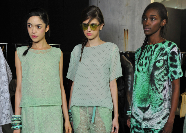 Backstage do desfile da Alessa na edição de verão 2014 do Fashion Rio - Foto: Ag. Fotosite