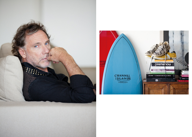 Oskar Metsavah em seu apartamento no Arpoador. À dir. os livros e pranchas do estilista compõe o decor cool de sua morada - Fotos: Beto Gatti