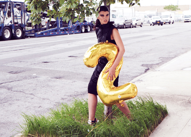 Crystal Renn na edição de aniversário de 2 anos da Bazaar! - Foto: Reprodução/Harper's Bazaar