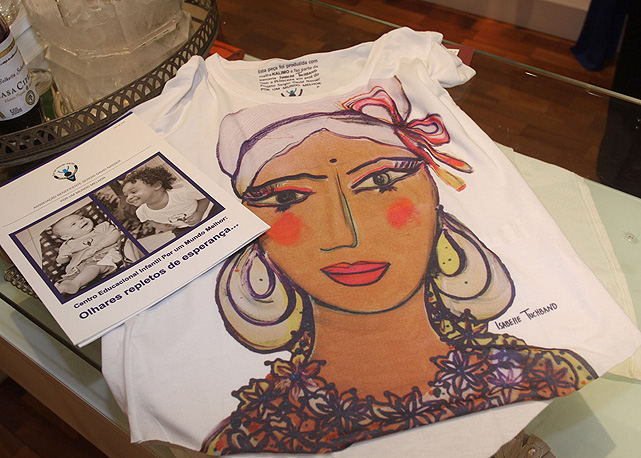 A camiseta com estampa by Isabelle Tuchband - Foto: Paulo Otero/divulgação