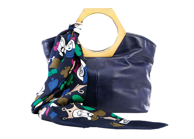 Lenço, US$ 125 (cerca de R$286) e bolsa US$ 398 (R$910) - Foto: reprodução/ Harper's Bazaar
